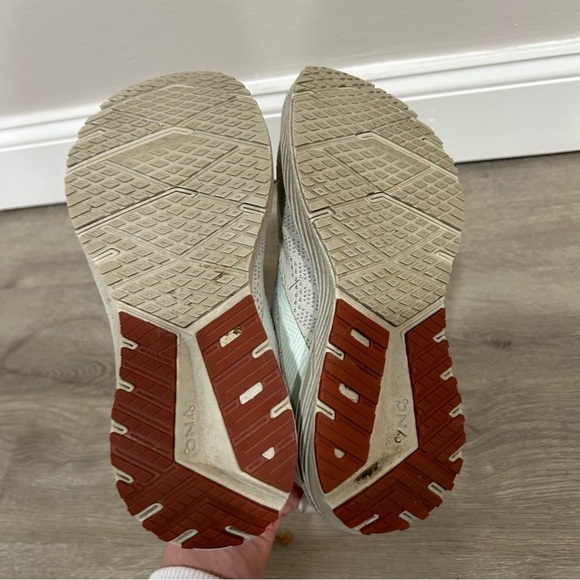 Brooks Running Women’s Revel 6 Light Grey Athletic Performance Sneaker Size 7.5 - Picture 6 of 9